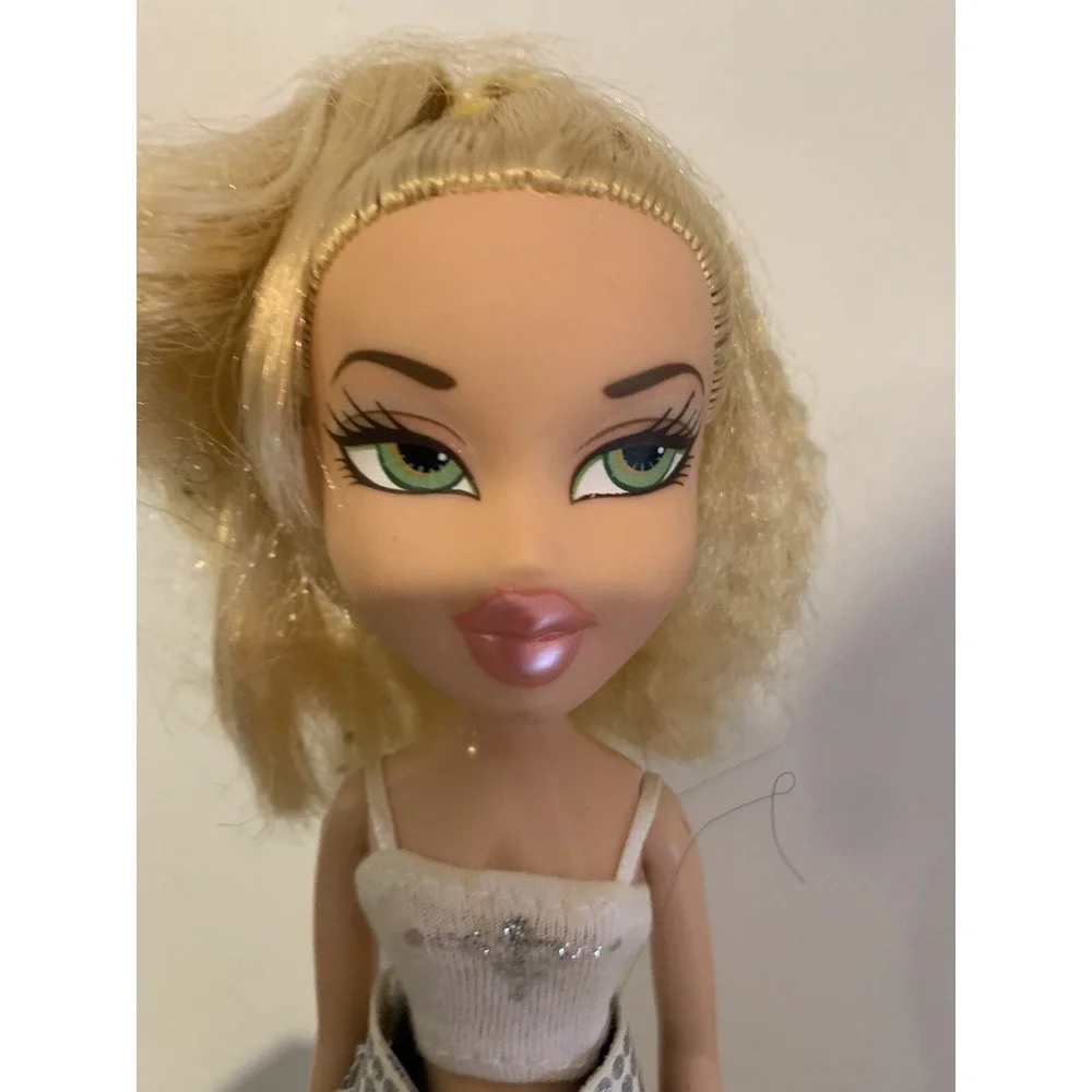 Vintage 2001 MGA Bratz Cloe Doll w/ Pants, Shirt & Heels. Blonde Green Eyes